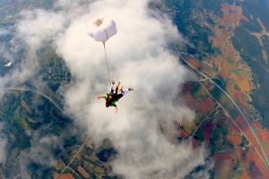 Saut en parachute vue du haut au dessus d'un nuage