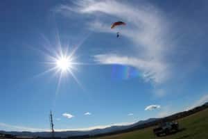 parachute ouvert et soleil au luc en provence