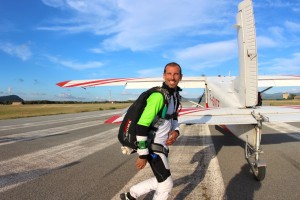 Tristan Reverdy et le contact de la chute libre à l'embarquement de l'avion pour un saut en parachute au Luc en Provence