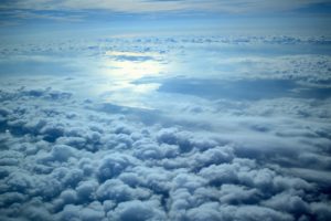 vue sur Saint Tropez et sur la cote d'azur au dessus des nuages