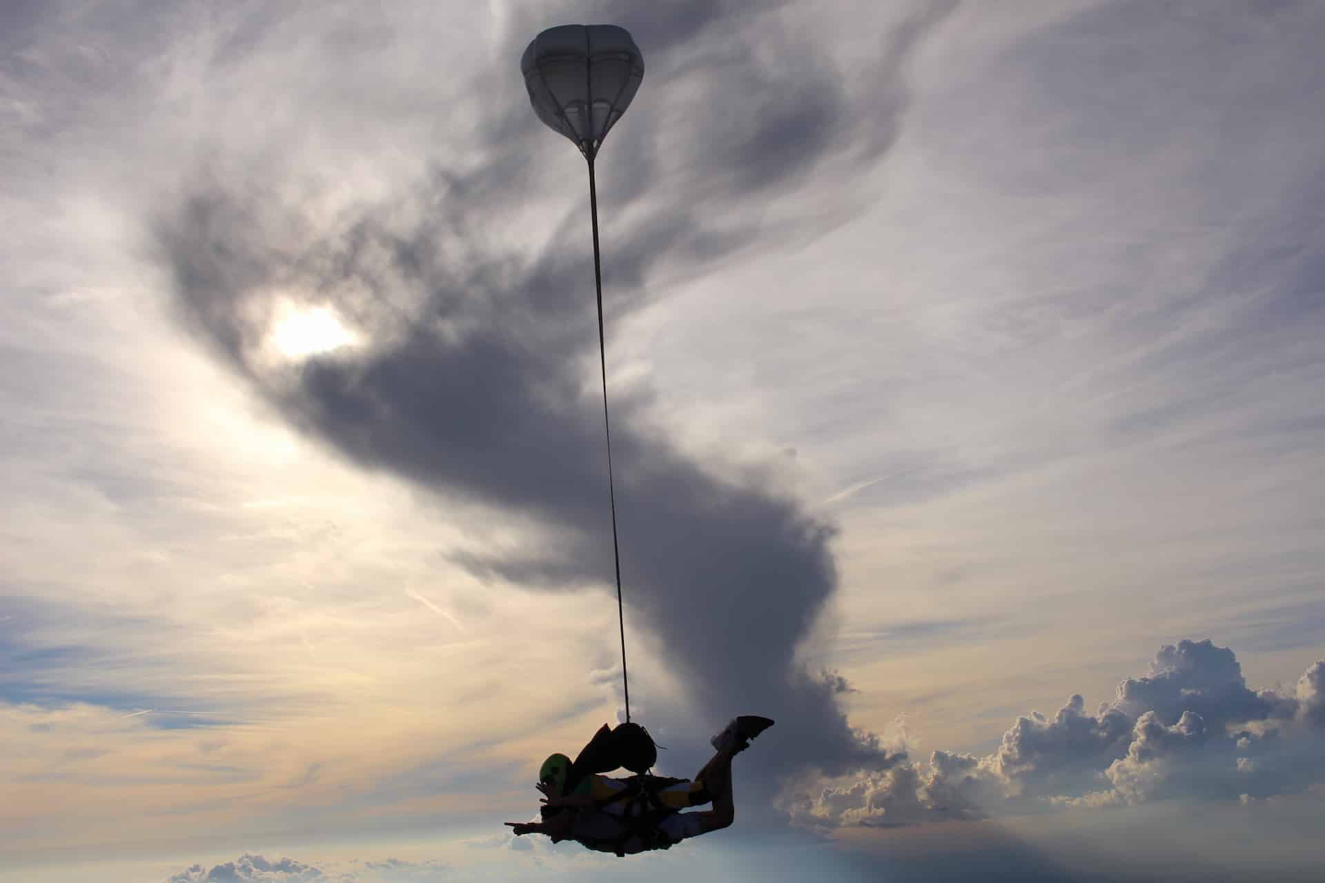 Photo de saut en parachute de profil