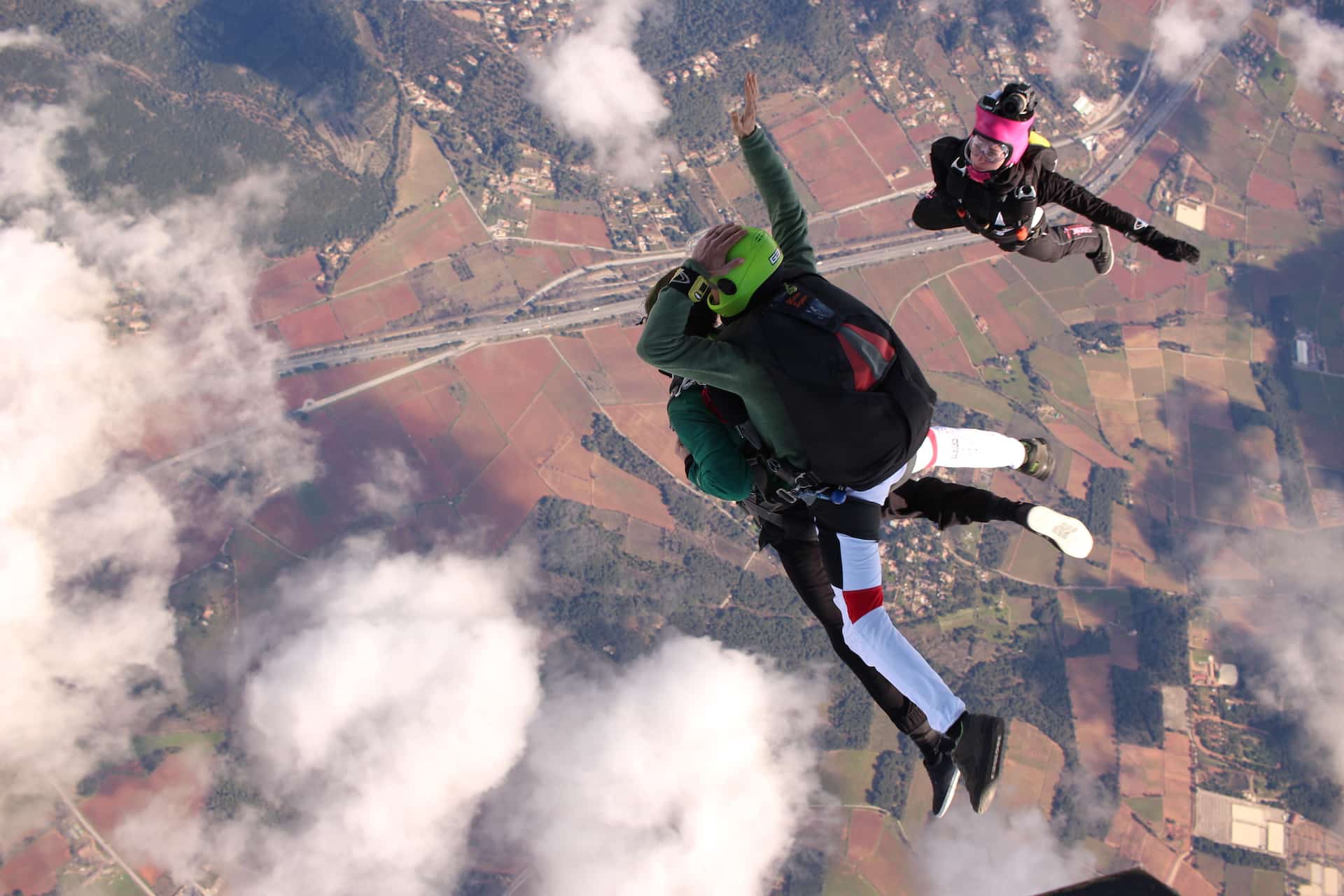 Photo de saut en parachute en sortie d'avion