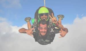 Saut en parachute pour un Enterrement de Vie de Garçon en tandem