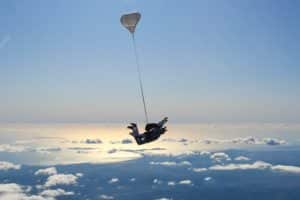 saut en parachute paca au dessus de la mer